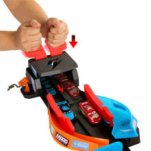 Dirkalna steza za izstrelitev avtomobilčkov Mattel Glow Racers Sveti Se V Temi - Shopper.si