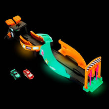 Dirkalna steza za izstrelitev avtomobilčkov Mattel Glow Racers Sveti Se V Temi - Shopper.si