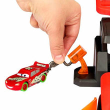 Dirkalna steza za izstrelitev avtomobilčkov Mattel Glow Racers Sveti Se V Temi - Shopper.si