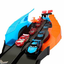 Dirkalna steza za izstrelitev avtomobilčkov Mattel Glow Racers Sveti Se V Temi - Shopper.si