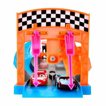 Dirkalna steza za izstrelitev avtomobilčkov Mattel Glow Racers Sveti Se V Temi - Shopper.si